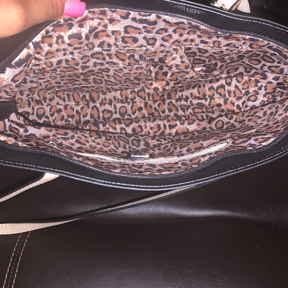 G by Guess Purse 👜 - Picture 10 of 12